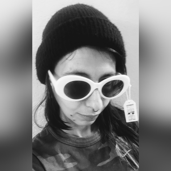 Petals and Peacocks 'Nevermind' sunglasses in white. NWT - Picture 7 of 7